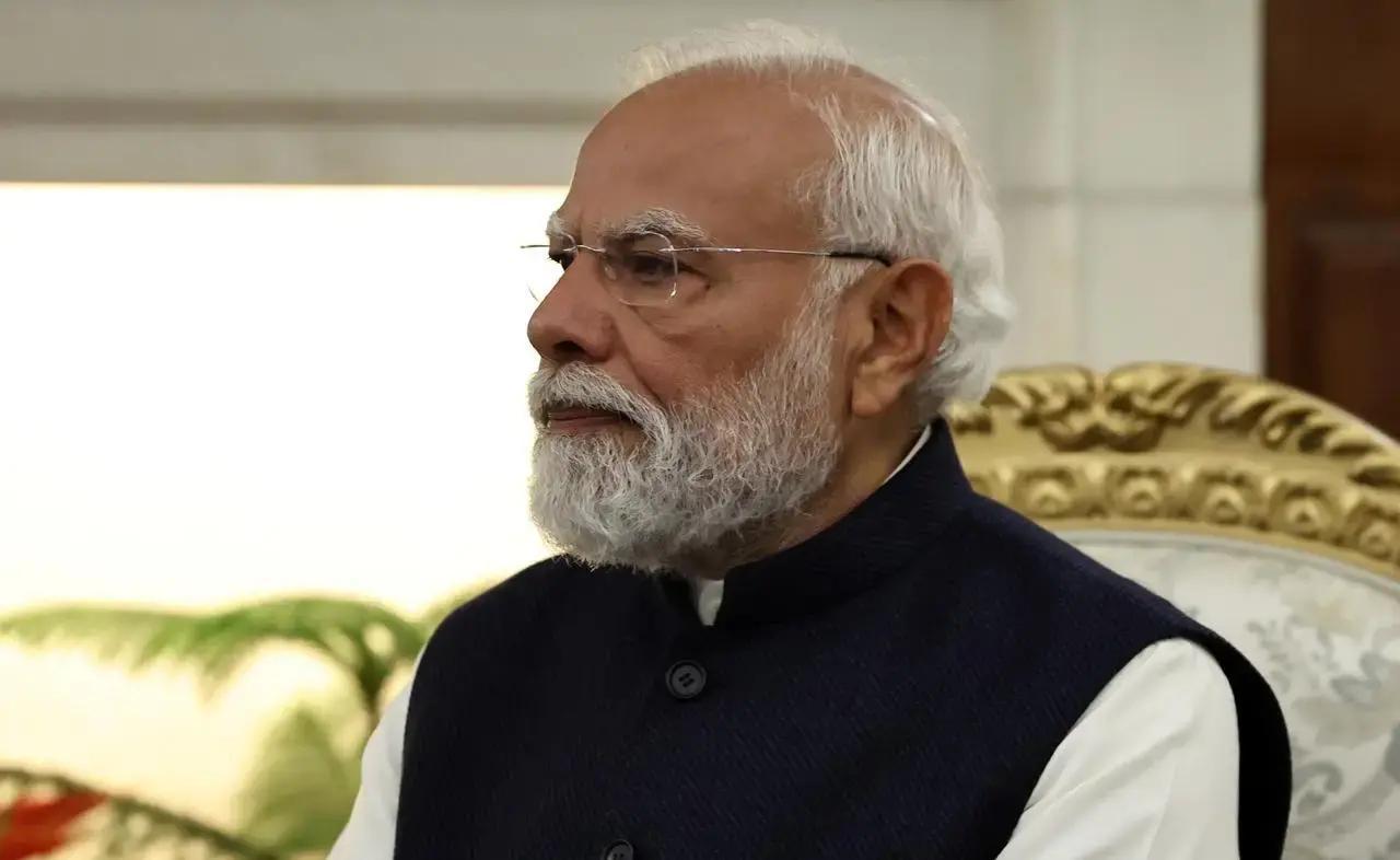 美国把对印关税一下抬到50%，等于在印度出口喉咙上按了一只手。莫迪嘴上说得很硬，