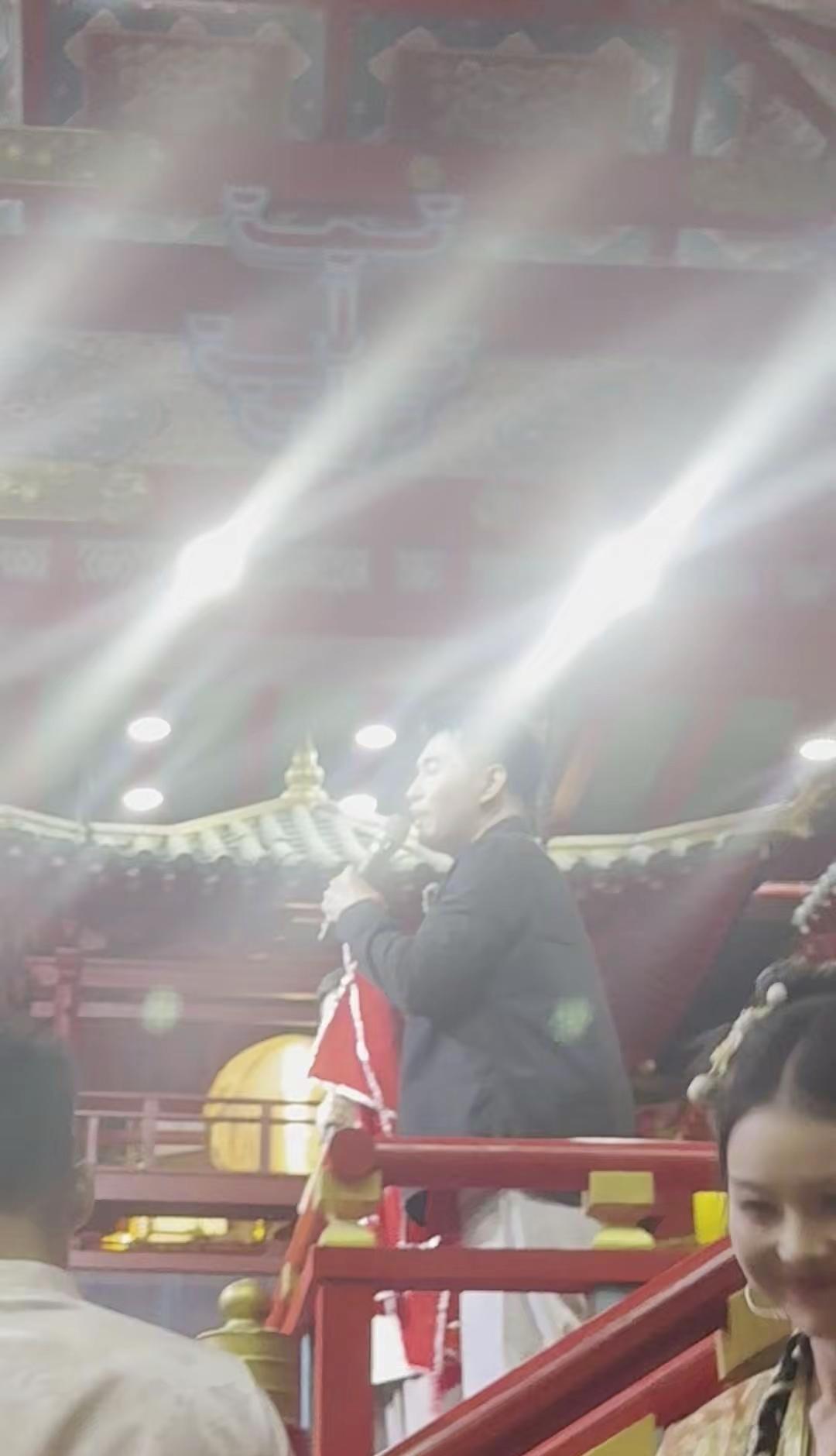 🤣文松送大手绢也太有梗了。现场给游客递超大手绢，还笑着说送这么大的尺寸，就是怕