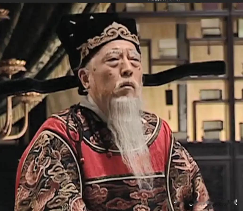 85岁的严嵩被抄家，儿子严世蕃被处斩。严嵩跪在徐阶面前哀求：“能否留点钱，作为仆