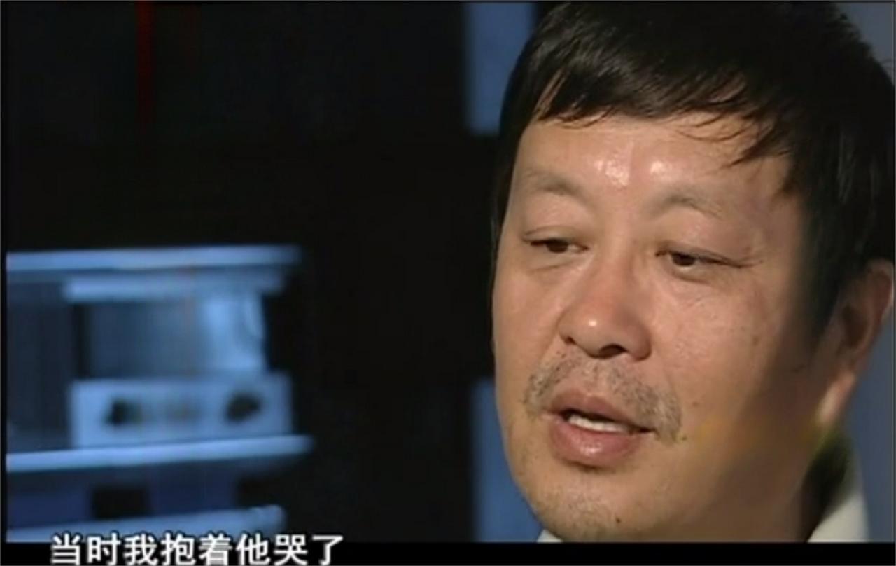2005年，郑州一男子正在摆摊卖鱼，突然有个小女孩凑上来喊爸爸，还问他为什么在这
