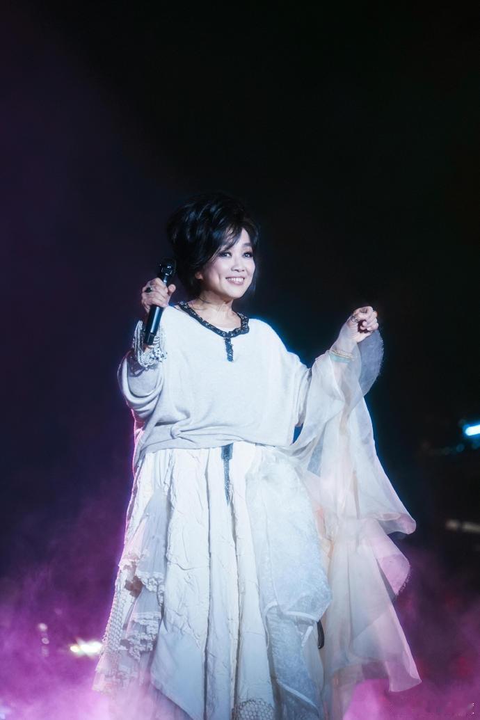 齐豫者来女直播一起哭歌手2026聆听前辈讲述音乐过往，满心感慨与感动，氛围格外温