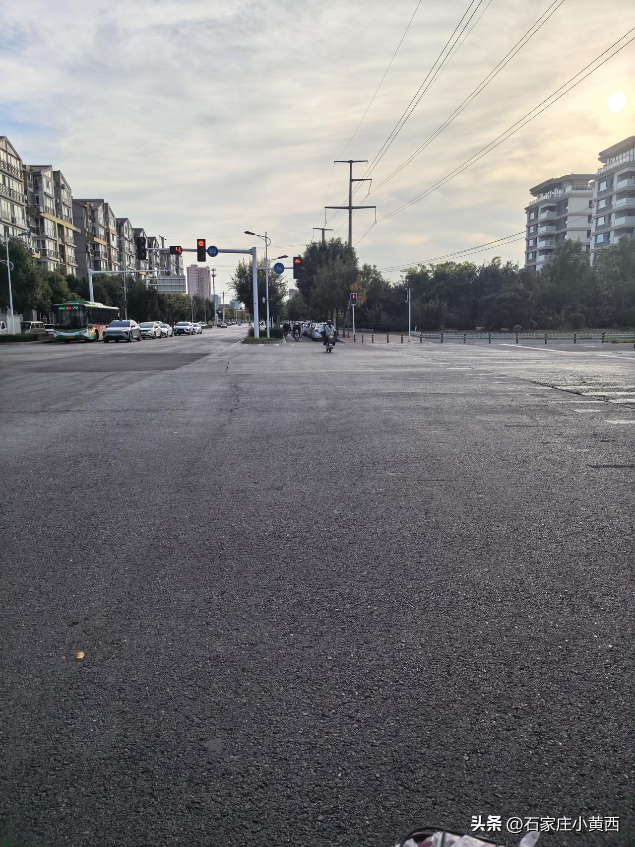 其实早班时间每个红绿灯都会多等一些时间，很多打工仔担心被罚款，本来挣得就不多，再