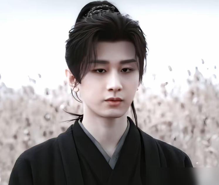 泪目了

成毅又一次扛住了所有压力，

先把事说清楚：大家在聊的是成毅的新古装悬