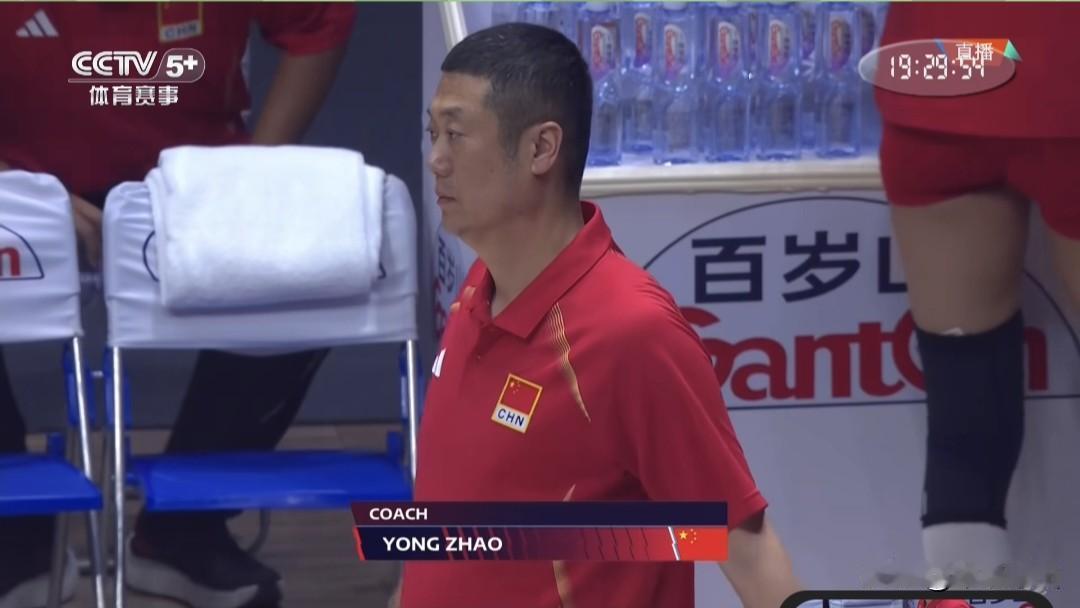 亚锦赛中国女排首秀3-0横扫伊拉克女排。
   北京时间8月22日晚，2026年