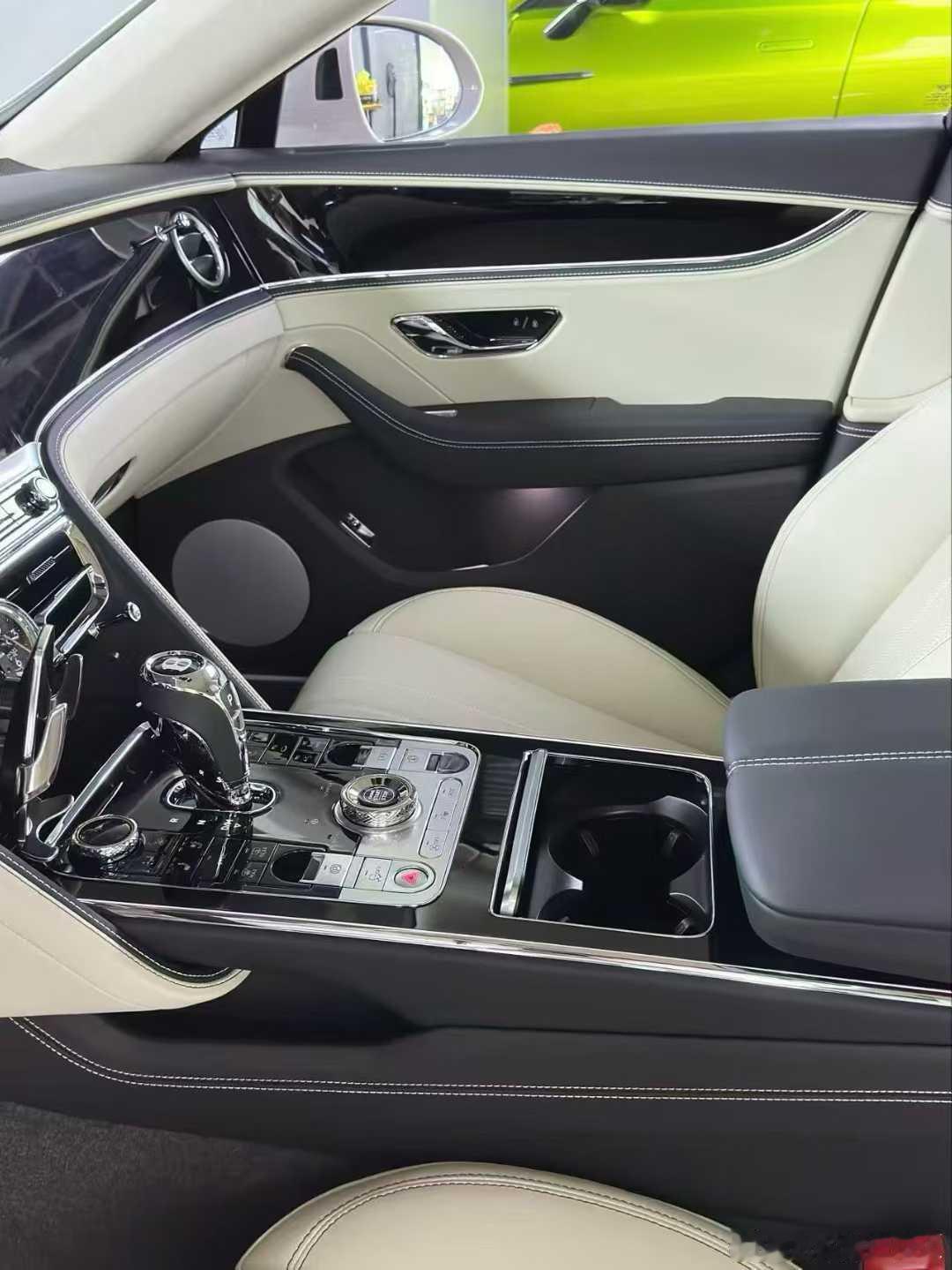 宾利飞驰edition8 鸽灰/亚麻白 ，25年7月上牌 1600公里 