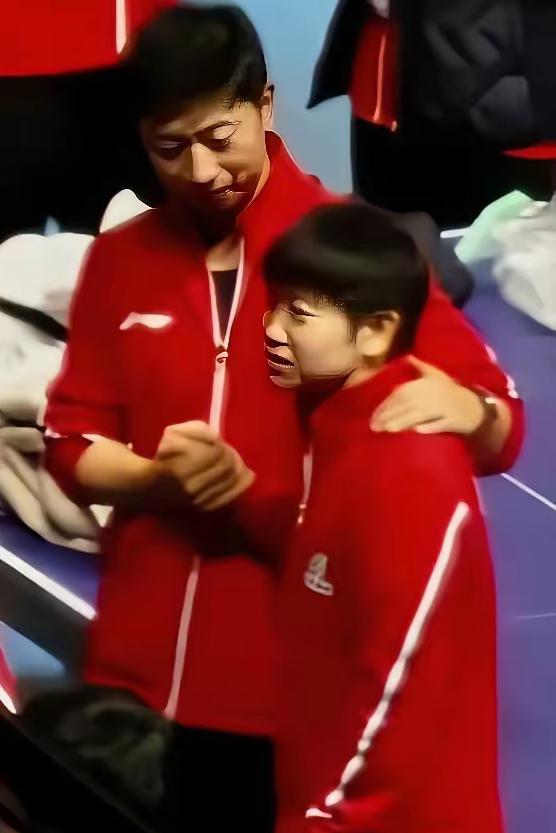 马龙：莎莎，
莎：哎，龙队你怎么来了？

马龙：我刚出国回来，放下背包就赶来了，