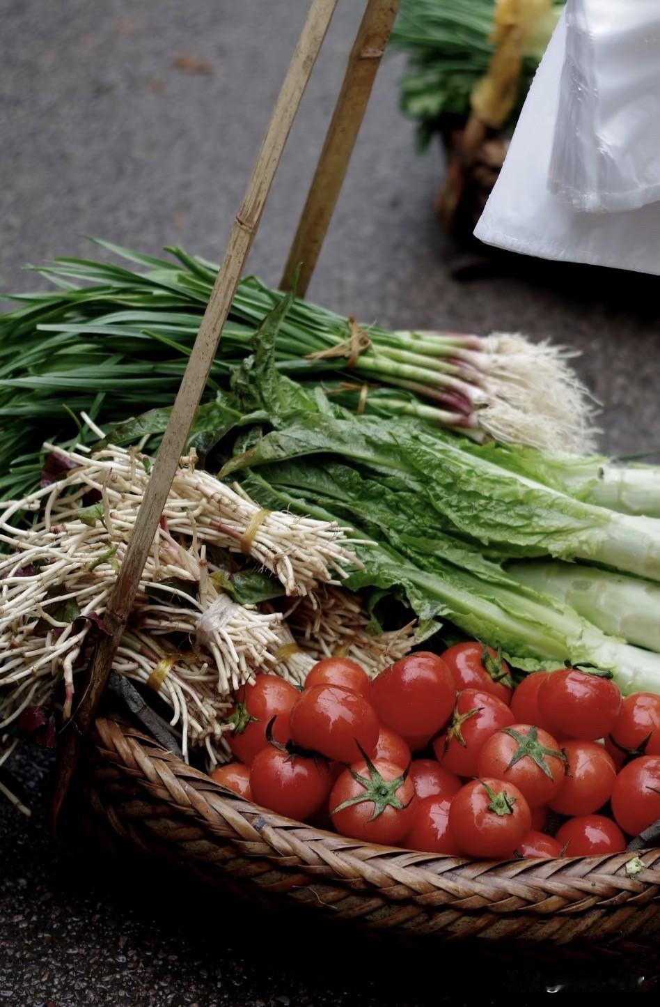 我一直都见不得老年人在外摆摊受苦，每次碰到，都会心生怜悯，特意停下买东西，从来不