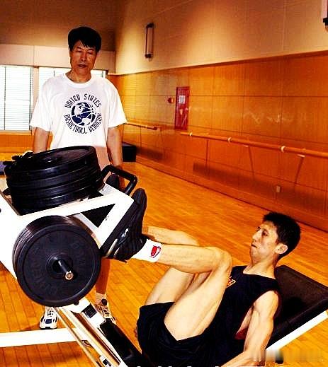 2000年7月，备战悉尼奥运会的中国男篮赴美国篮球学院进行封闭特训，针对前一阶段