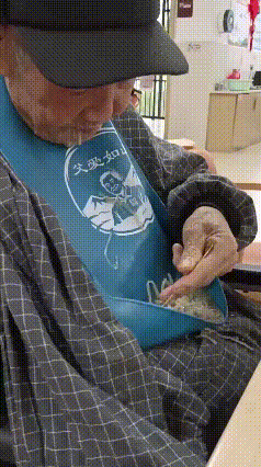 养老院里的这个画面，戳中了无数人的心！
视频里的爷爷，戴着帽子，穿着格子外套，脖