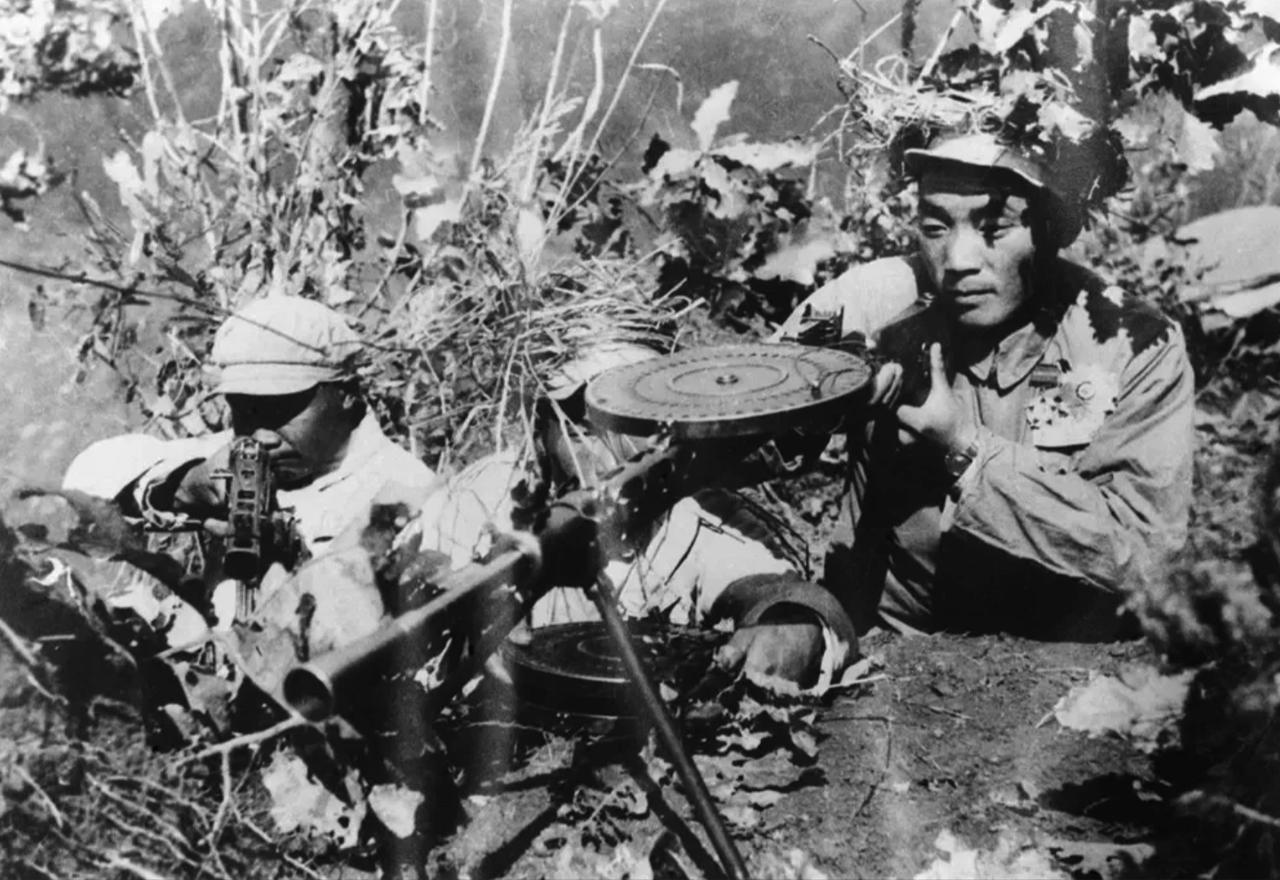 1951年，王德福率全班打退美军9次进攻，却有3名战友同地牺牲。这反常的巧合，让