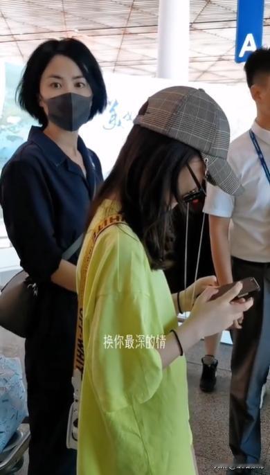偶遇王菲母女出门，身材皮肤气质性格都很好的，让人忍不住多看几眼！而且你知道吗？她