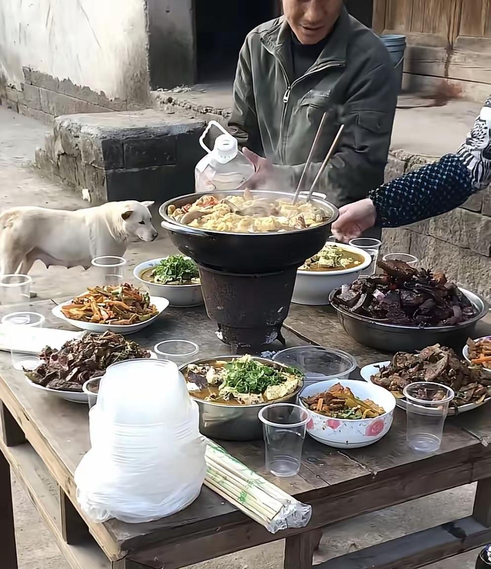 毛脚女婿第一次上门，丈母娘做了满满一大桌菜，这下不会嫌弃女方家穷了吧。