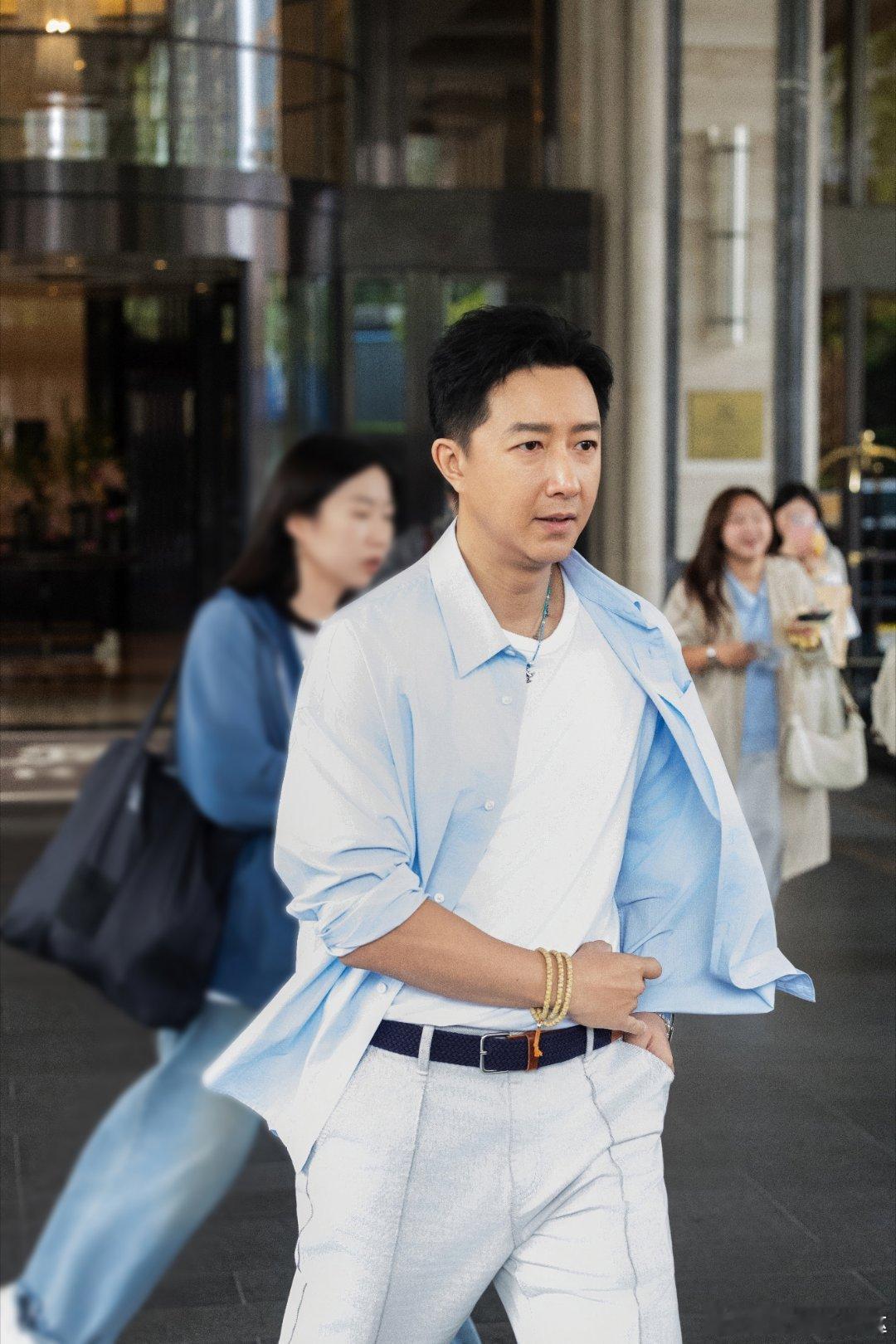 韩庚爸爸当家录制路透爸爸当家 看到韩庚录爸爸当家，瞬间梦回青春！如今变身温柔奶爸