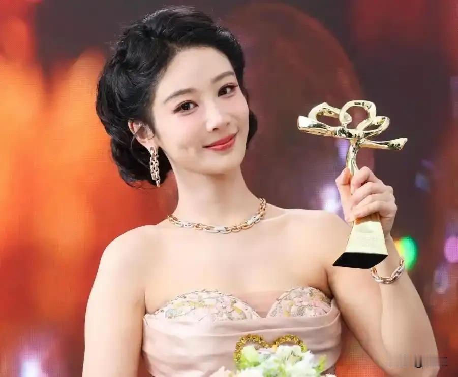 杨紫：走得太快的人，终究难寻同频归途
 
很多人说，杨紫或许很难再步入婚姻，究其