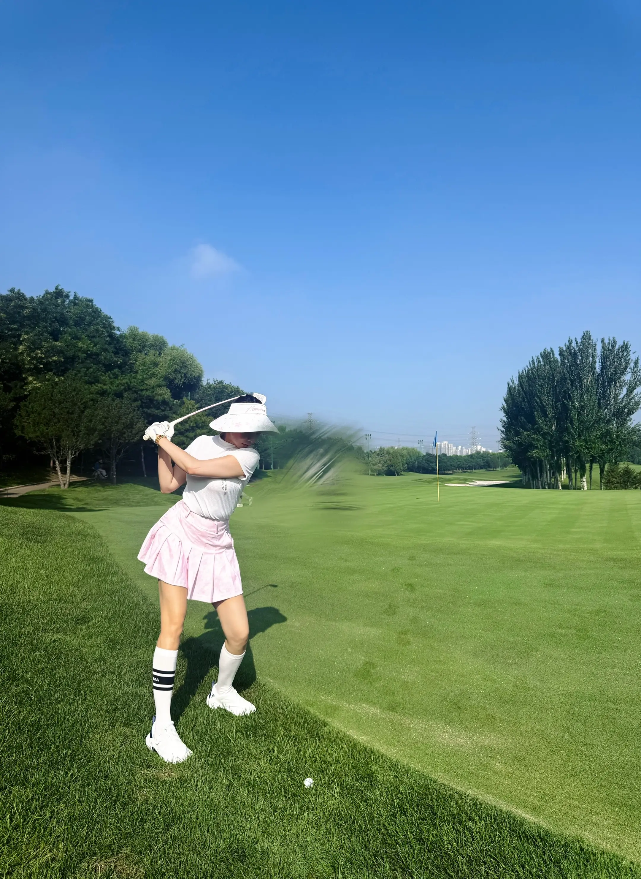 高尔夫🏌️‍♀️。直播在这个号 顶着快40度的高温早上6:30起床打...