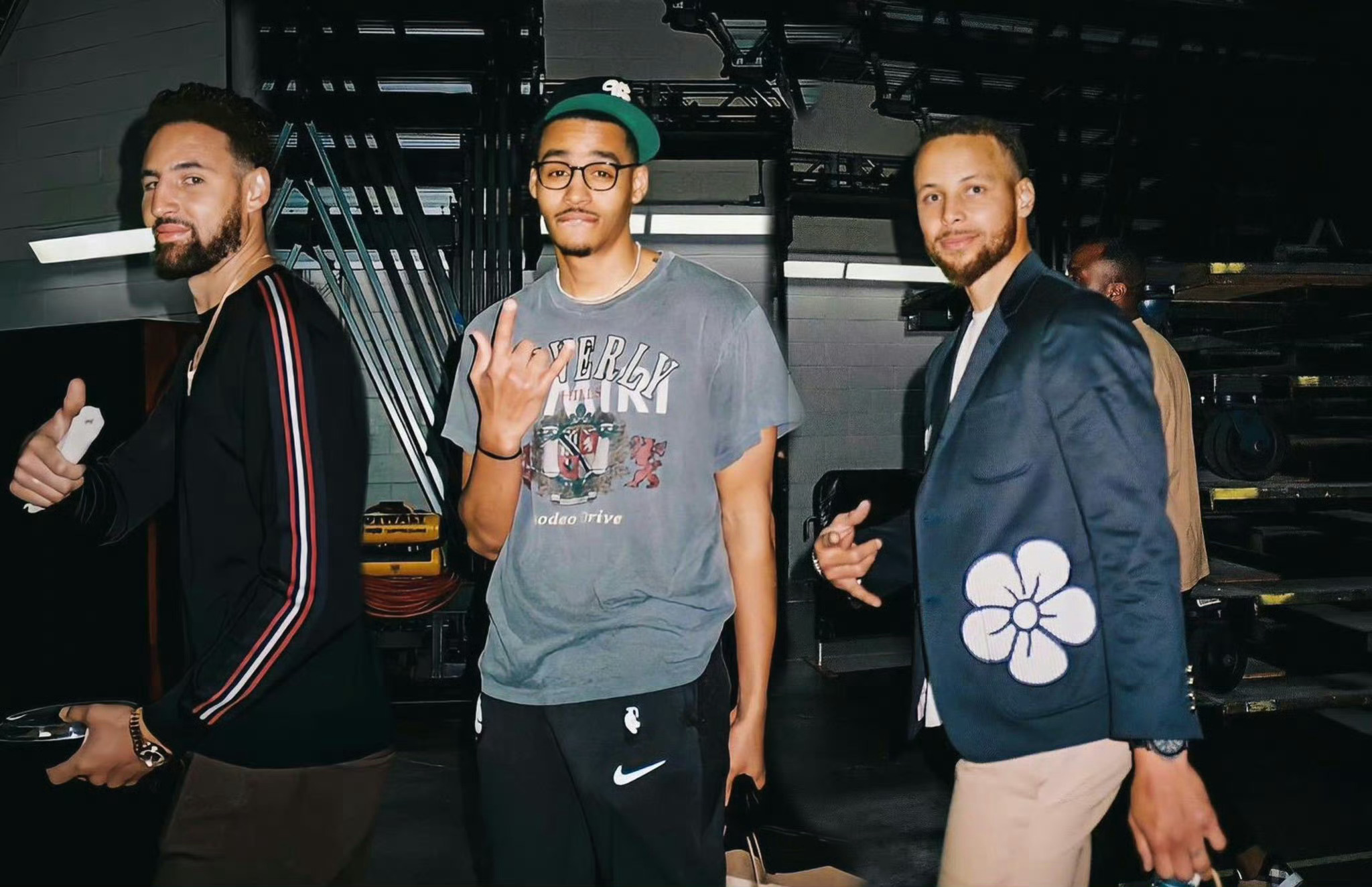 回想以前 发现这样的快乐不会再有了 