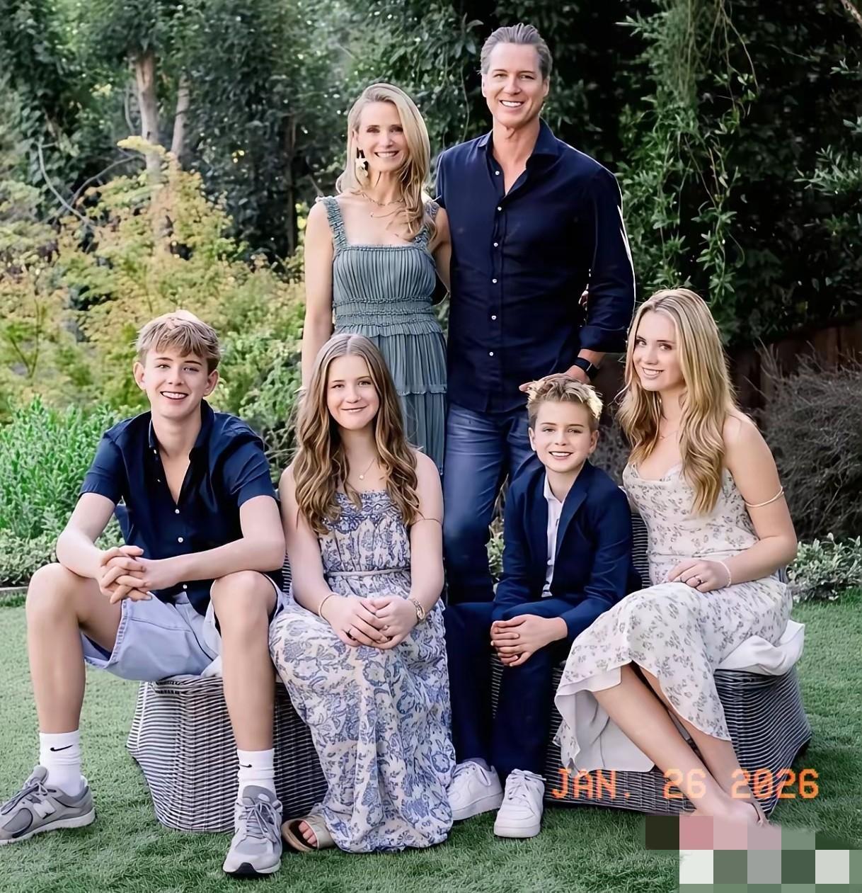 纽森现在心里应该不是滋味。

他怎么也想不到，自己会在洛杉矶山火现场被一位居民堵