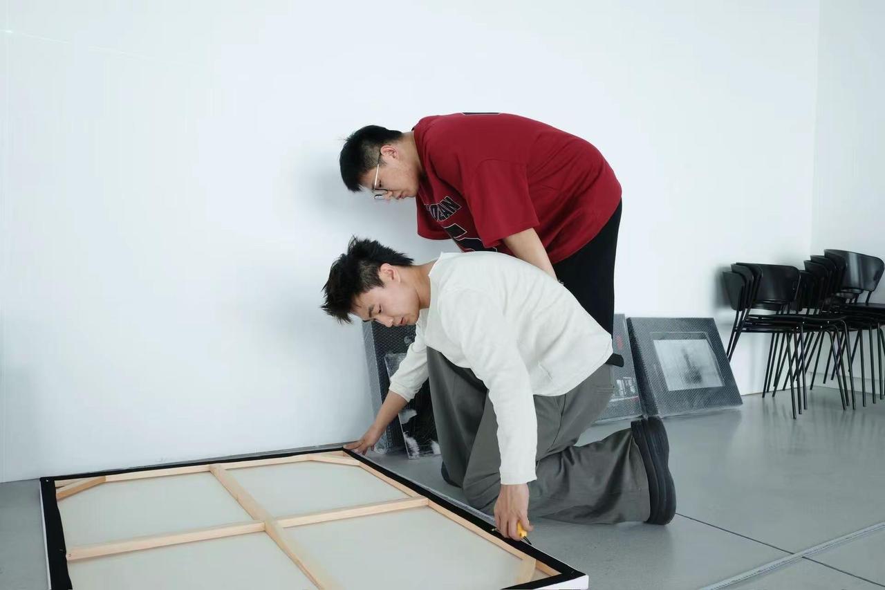 南京金鹰美术馆 艺术展。我们的作品《向内行走》于6.10-6.17展出于南京金鹰