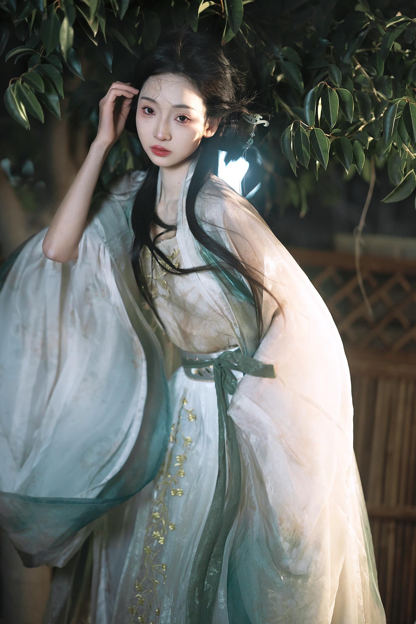 “平芜尽处是春山”