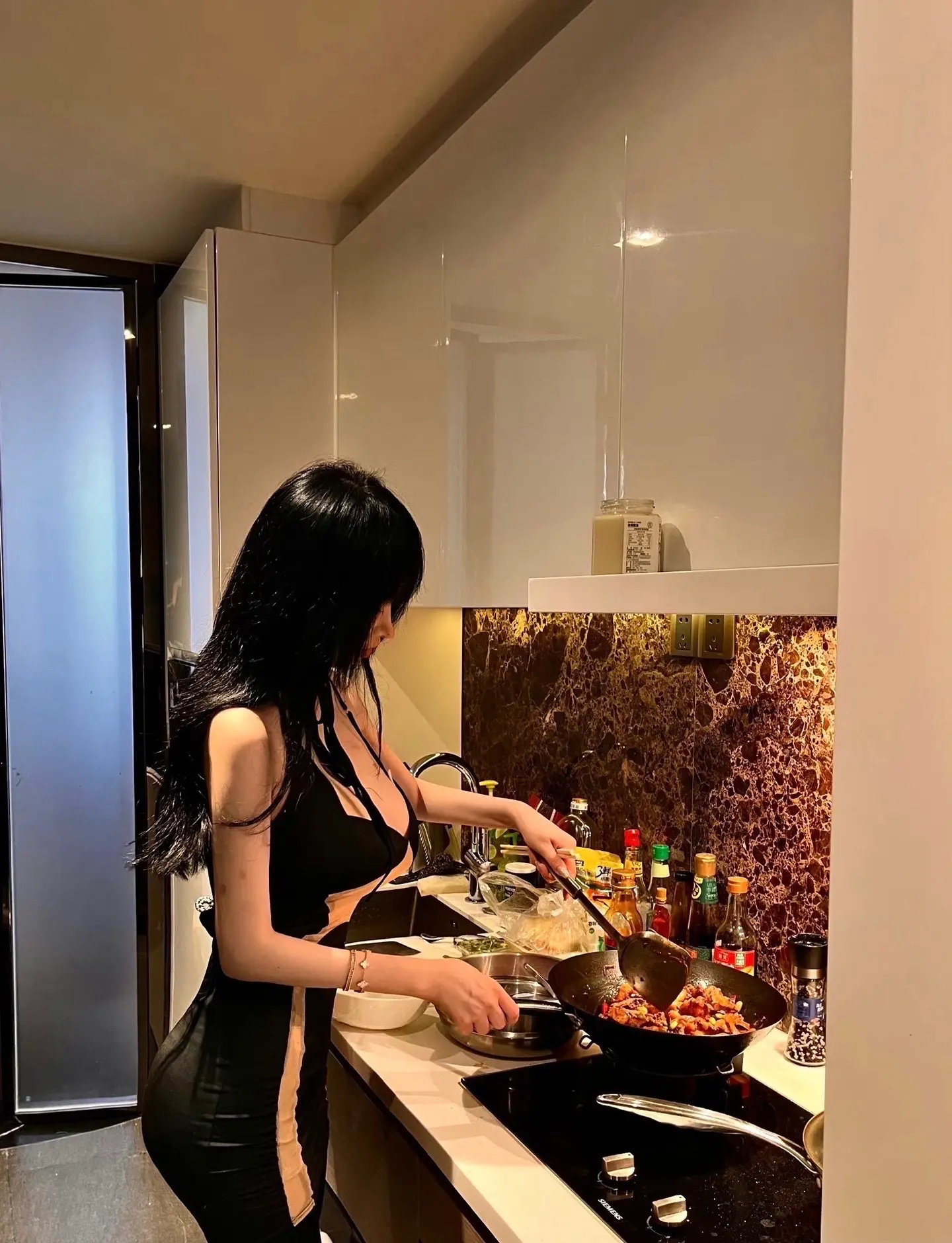 不是说好今天会 早点回家的吗