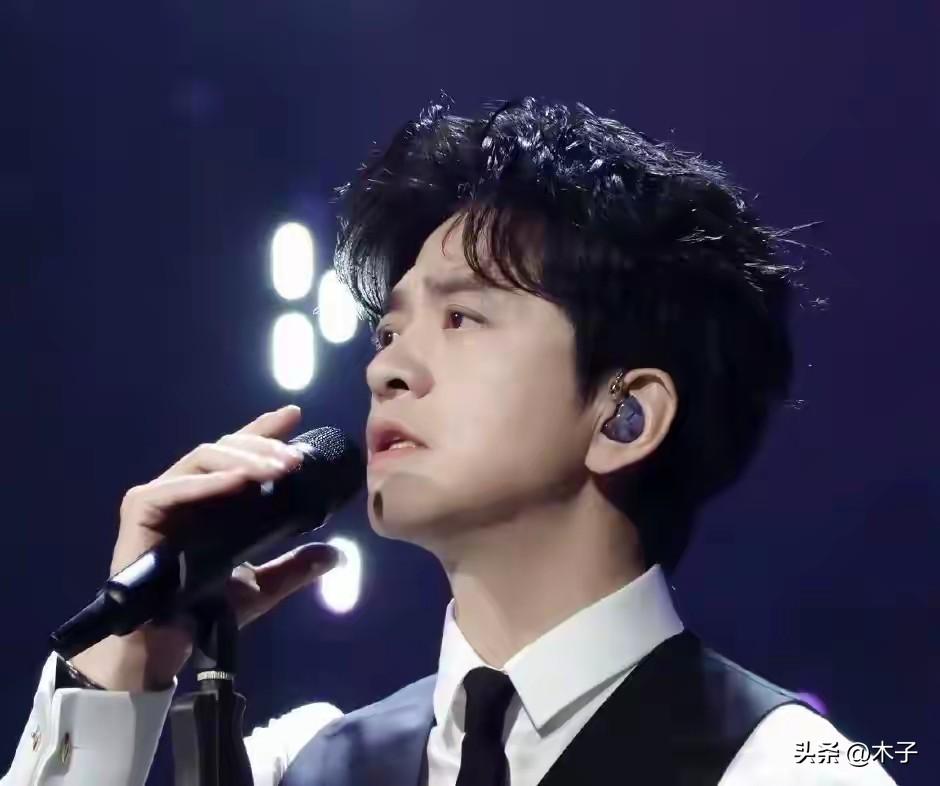 笑死！李健连发3天短信求授权的操作，直接把单依纯的脸都打烂了！
 
作为清华毕业