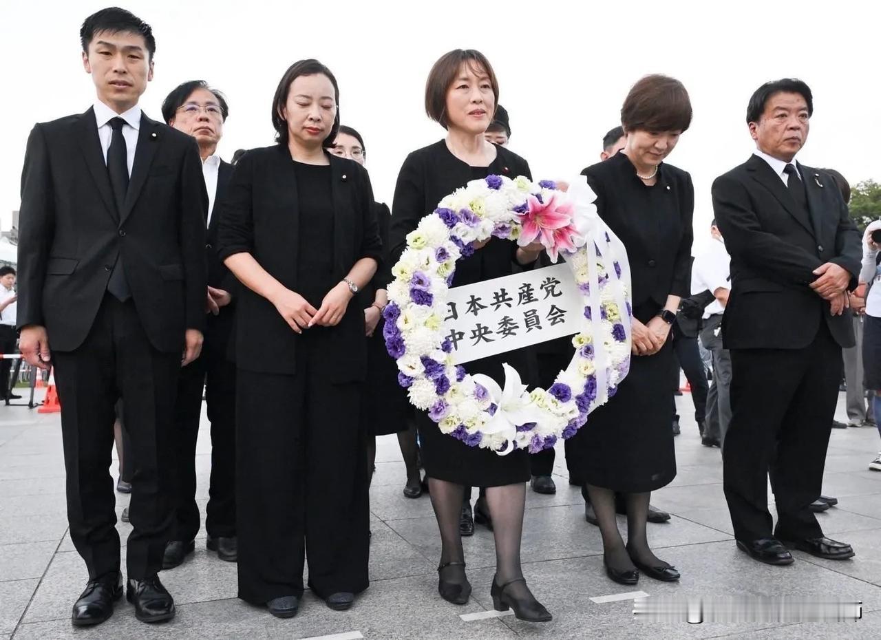 日本共产党田村智子委员长向广岛原子弹爆炸中心公园的原子弹爆炸中心纪念碑献花，悼念