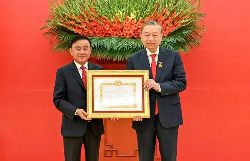 有点意思！苏林还在丹麦访问，越南官媒《人民报》就翻旧稿，发出苏林获得45年党龄纪