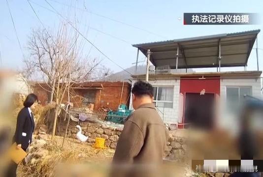 北京平谷，男子每天出门必经的路口，被邻居用鸭圈、石头堵了个严严实实，本是好邻居，