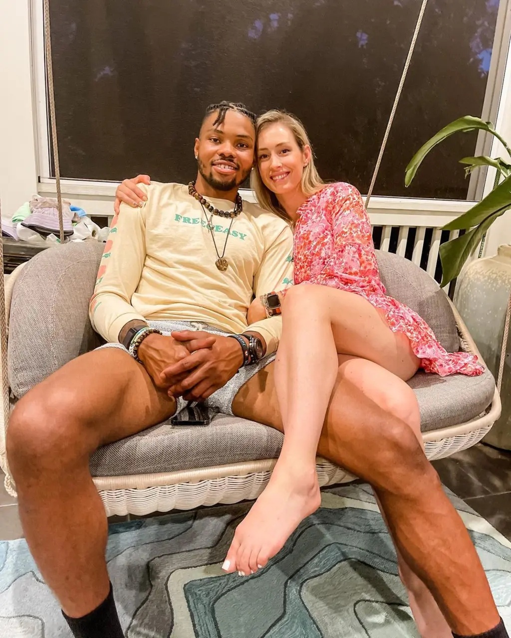 前NBA球员贝兹莫尔提建议：球员应该考虑退役后再结婚。在2022年贝兹莫尔退役后