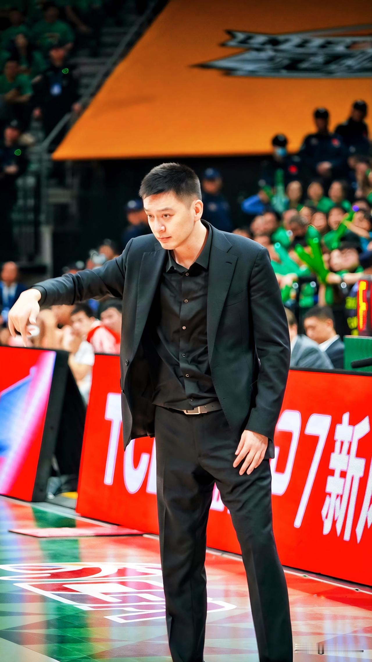 一腔辽篮情，球迷盼鸣归

时光飞逝，从2022到2024，从广厦到浙江，再从新疆