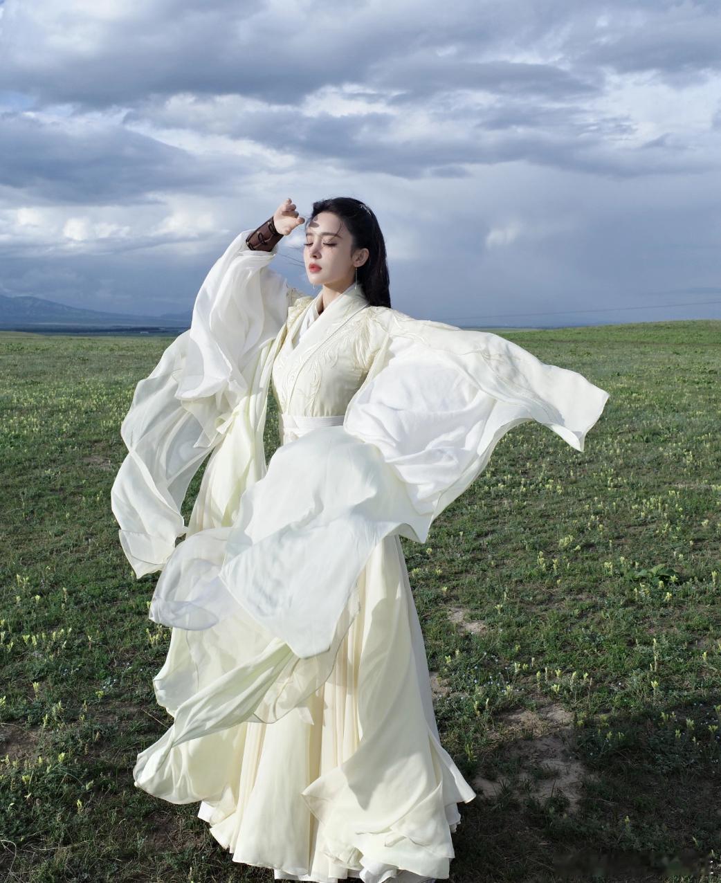 真不愧是西洲来的公主，一颦一笑都是自由的味道[色][色][色]#古力娜扎[超话]