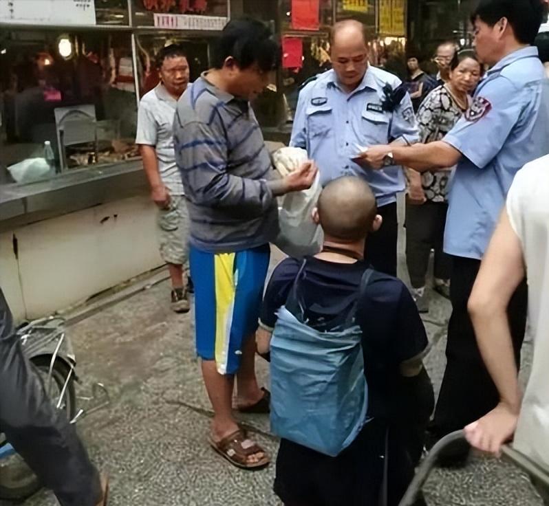 2016年,广州的周霞珍蹲下来给一个断脚乞丐扔硬币,乞丐感谢微笑。然而,当她看到