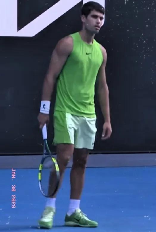 澳网男单第一场半决赛:
第四盘，兹韦列夫首发保发成功，比分1-0领先。
阿卡以乎