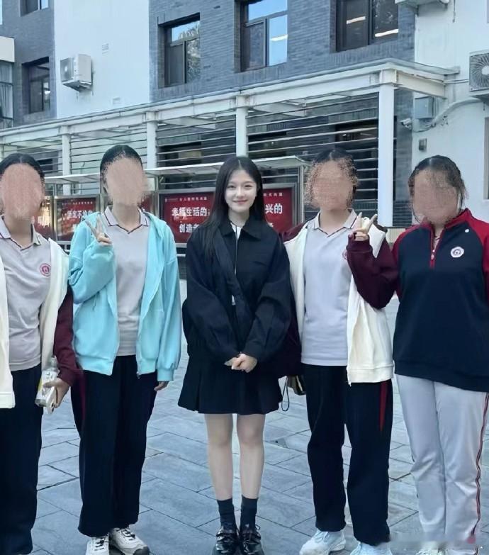 偶然看到路人和李兰迪的合影，才发现她的脸竟如此小巧。之前总以为她脸型较大，这次真