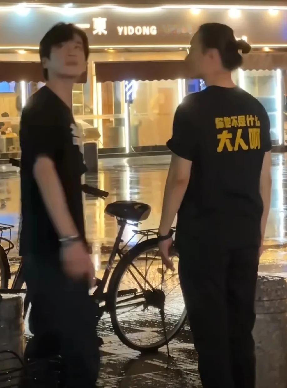 张若昀引发热议！
7月25日，张若昀突然引发了热议，只因为有网友偶遇张若昀和李阳