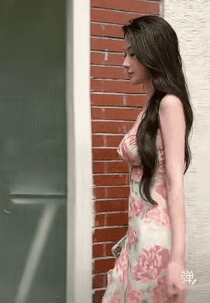 天天看见她[惊呆]
穿的美丽大方楚楚动人
难道她不用上班吗？