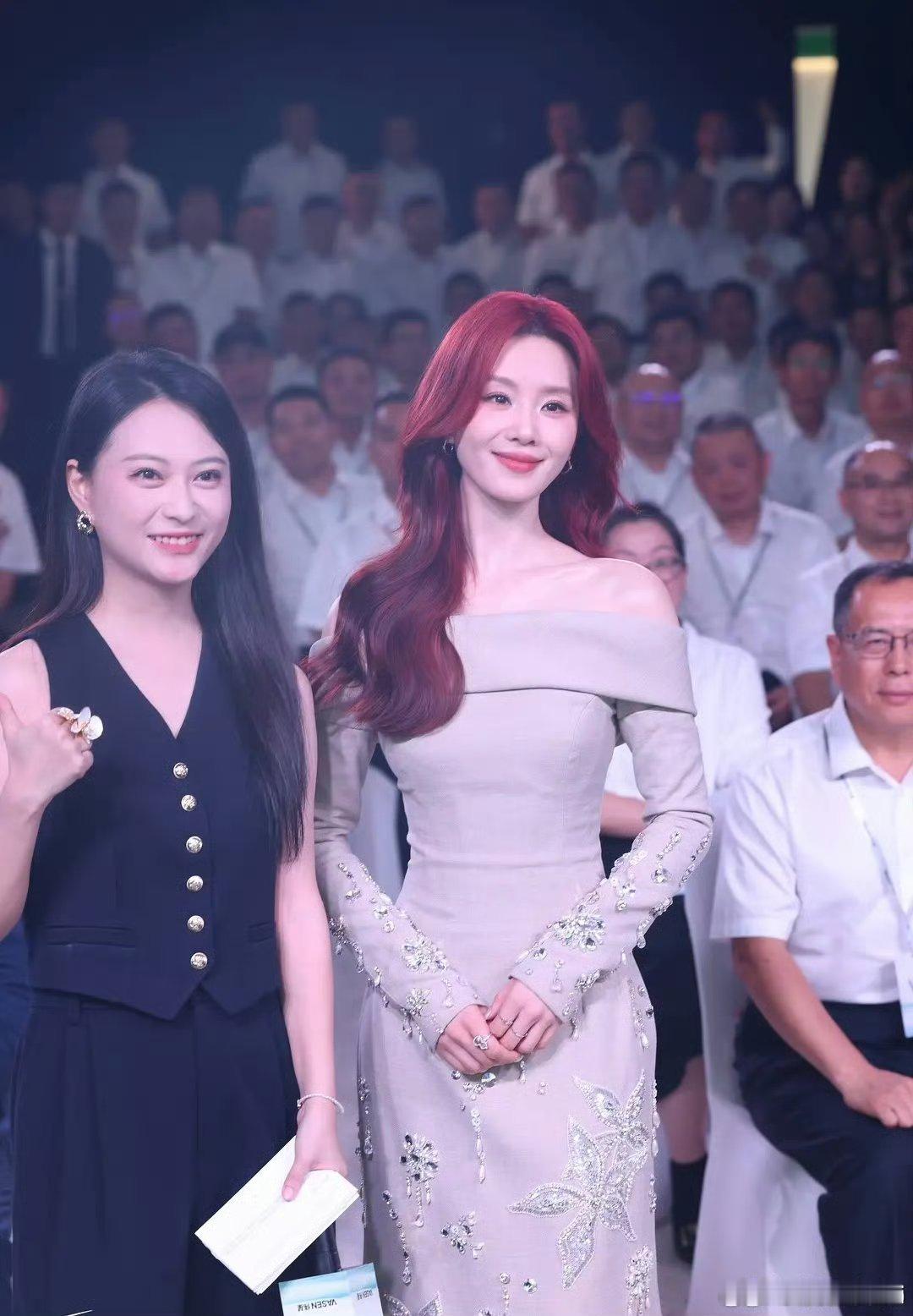 刘诗诗红发完全是魅魔级别的 长直发和卷发都好看姐姐 ​​​