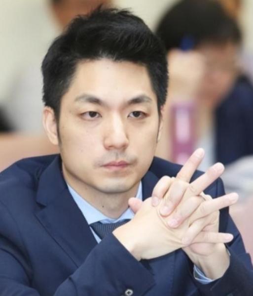 台北市市长、蒋介石的曾孙蒋万安直接把话说死了！他当着媒体的面斩钉截铁地说，自己绝
