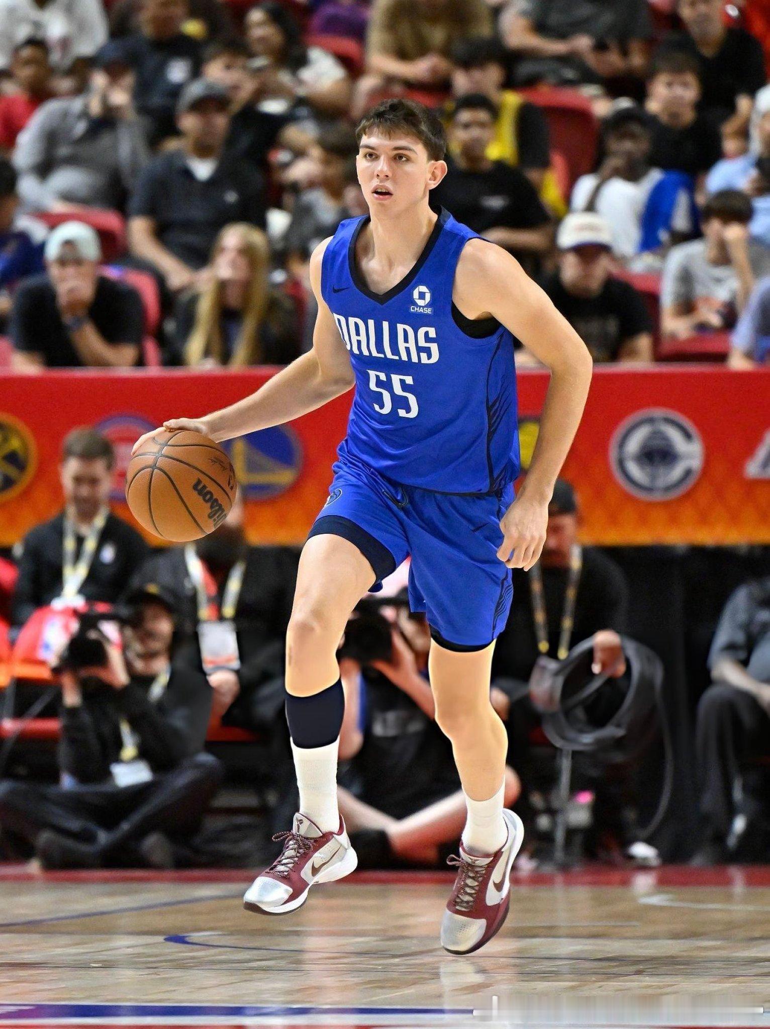 Sergio De Larrea对阵灰熊砍下16分12助NBA