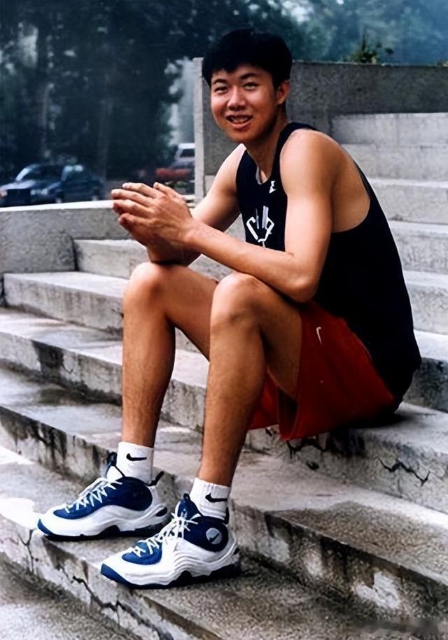 青涩的王治郅好有少年感老男孩虽然跑不动了，但心却永远飞扬着。借用电影《中国合伙人