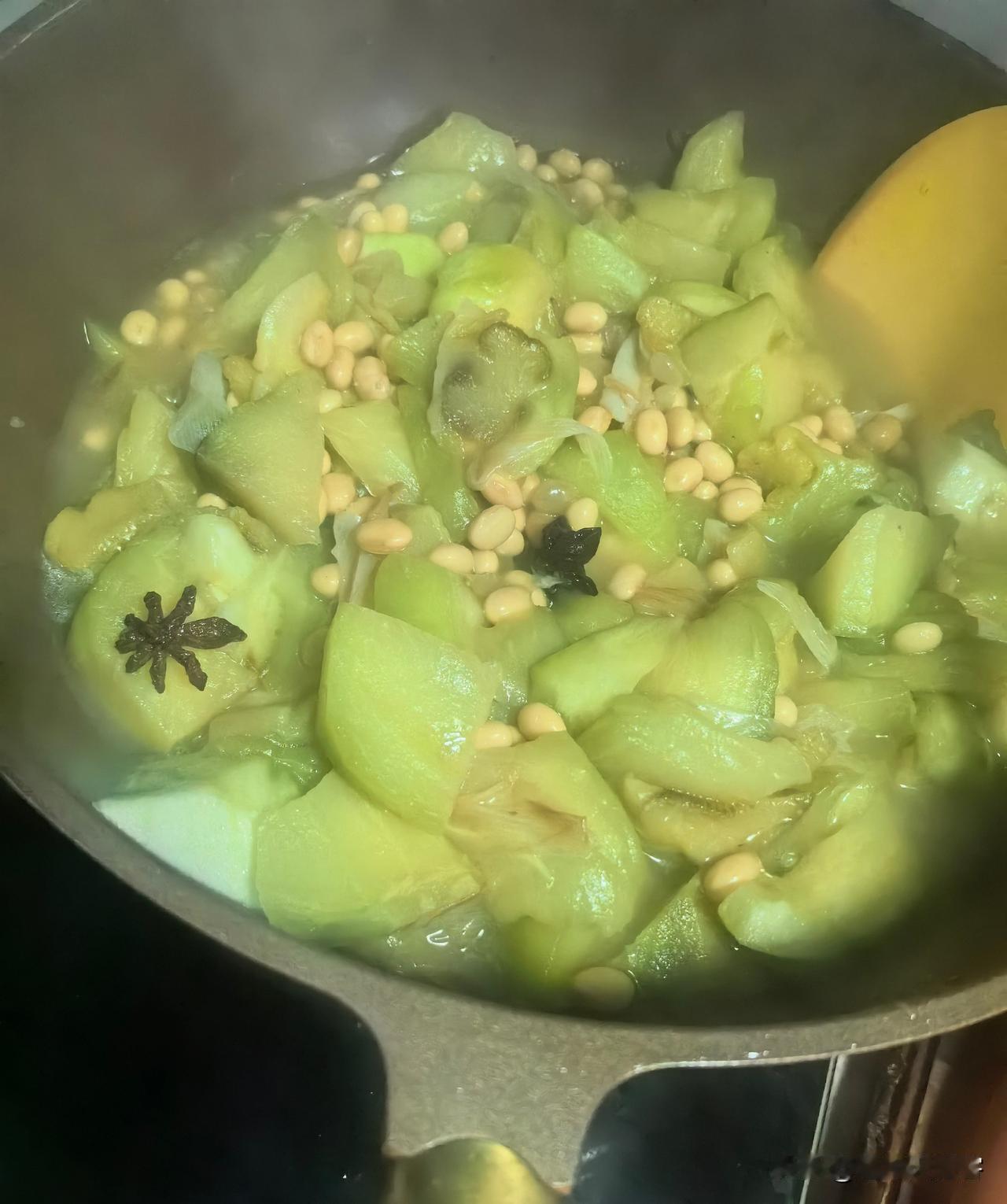 不少人好奇，这锅茄子炖黄豆，在老北京究竟叫什么名字。
朋友跟我说，它的正宗叫法是