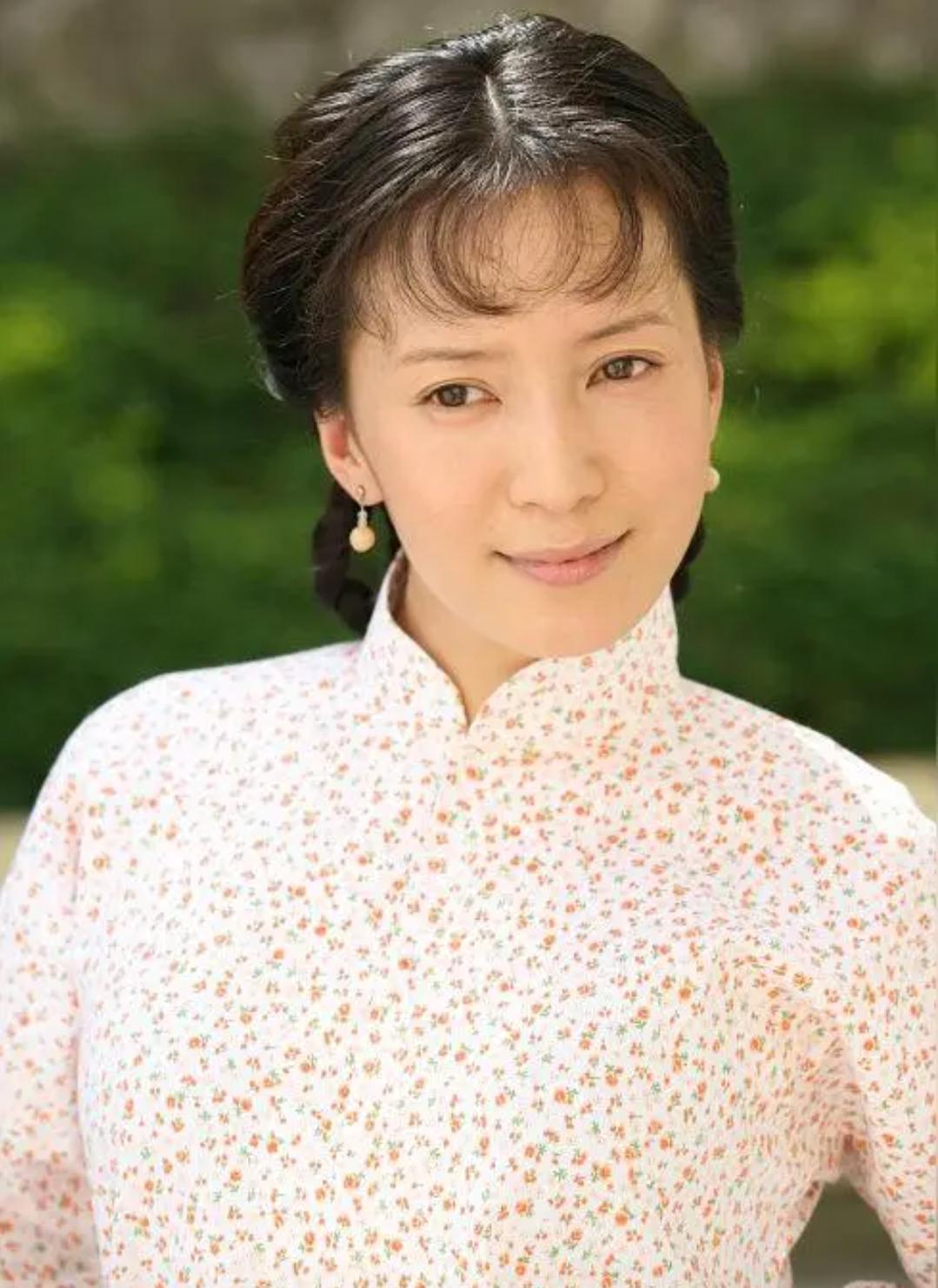 她长得漂亮、演技好，父母却一个瘫痪、一个截肢，丈夫将她宠成宝娱乐 明星