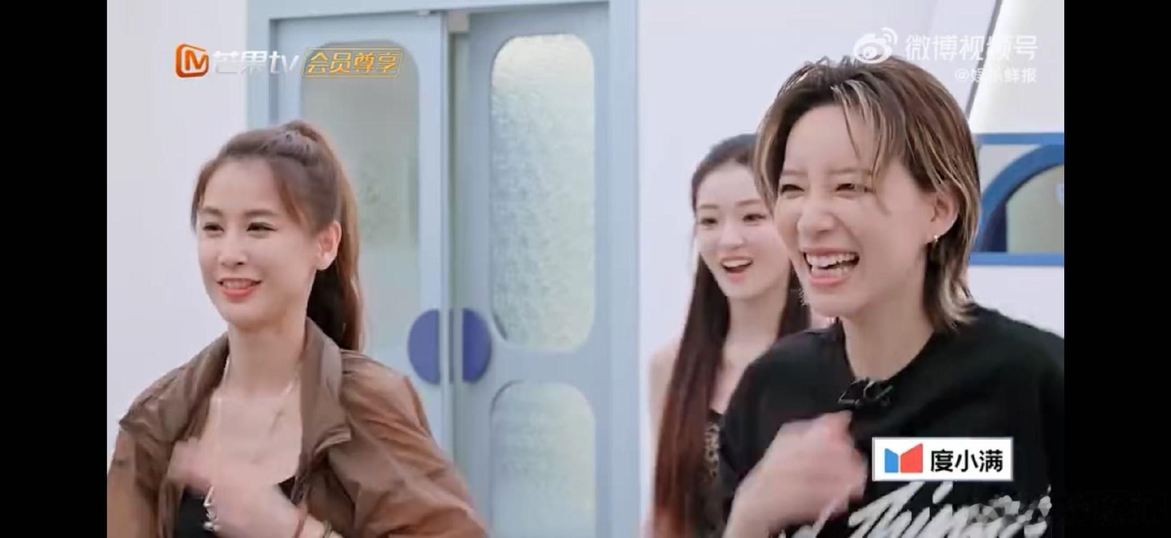 李斯丹妮李斯丹妮对delulu的执念乘风2026魔性舞步自带吸引力，师姐们也纷纷