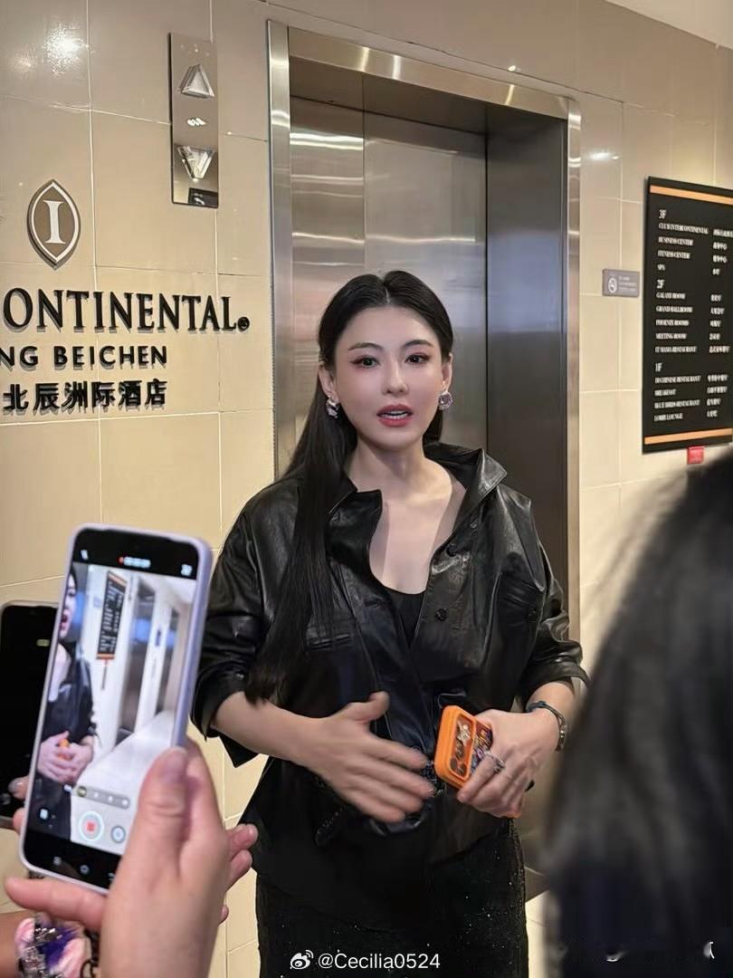 46岁张柏芝
你可以商演赚钱养家
也可以包场电影支持周星驰
但是你真的不能在你那