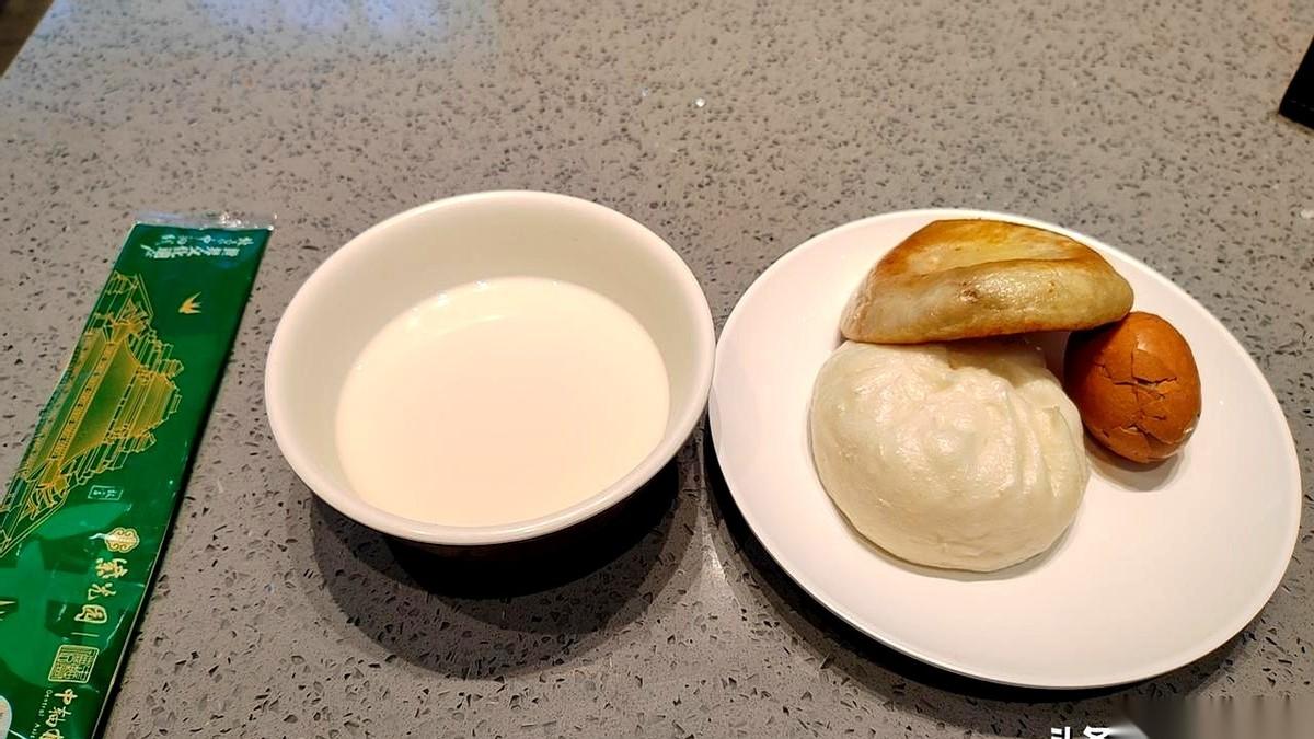 一份尿毒症患者的一日食谱，能硬核到什么程度？
早上，紫光园的档口热气腾腾。半碗豆