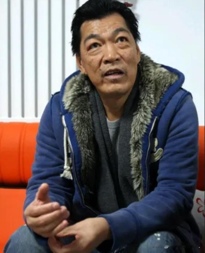 “大傻”成奎安去世后，大儿子独吞遗产，小儿子连学费都交不起，罗家英看不下去，带着