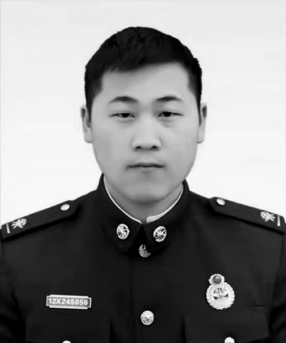 消防英雄陈建军，2021年11月12日，为营救一名跳楼轻生女子过程中，不幸坠楼壮