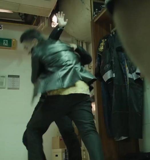 好想笑......完全被大狗抱住只露出一只挣扎的小手......强抢民男也不过如
