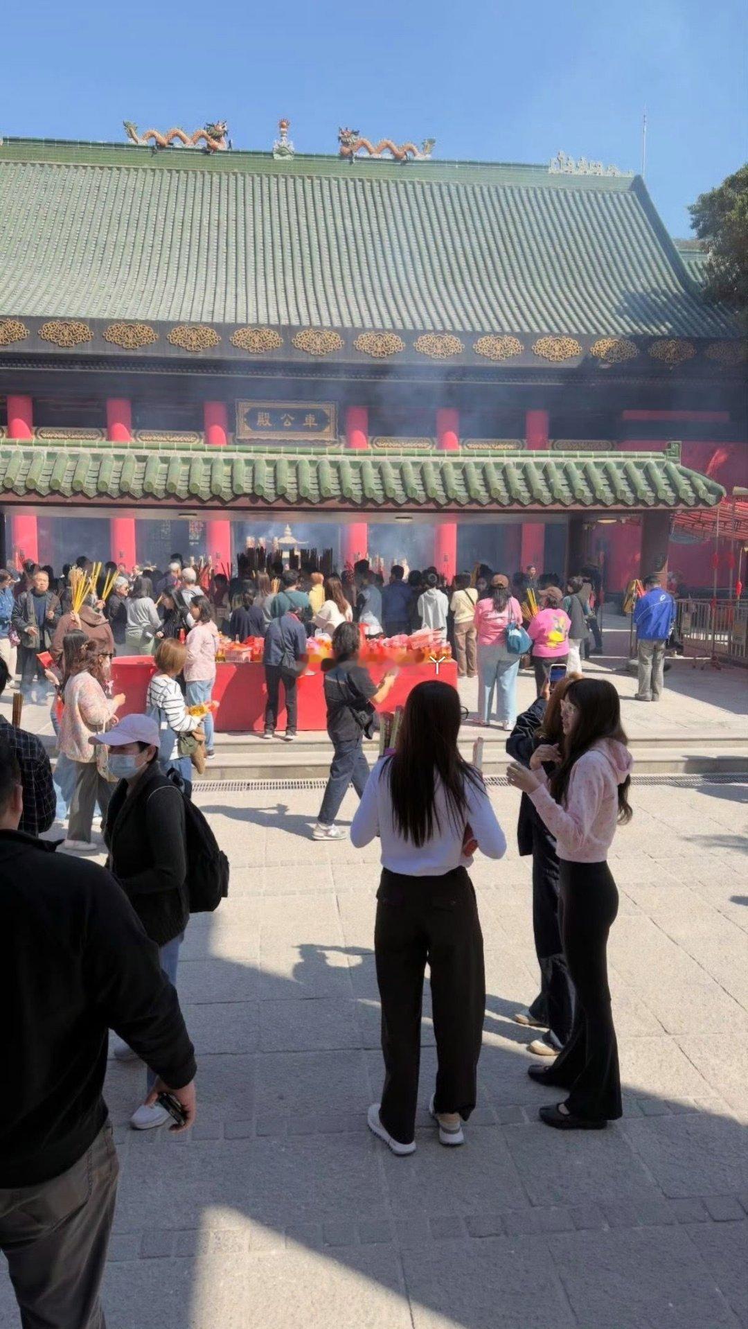 粉丝香港偶遇lisa拜神素颜踏入沙田车公庙的烟火里。褪去舞台的华光与锋芒，透明框