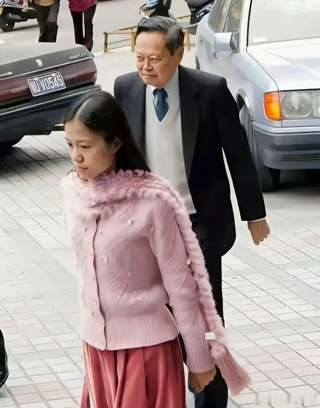杨振宁逝世【老照片】​这是翁帆和杨振宁领证的那一天拍下的一张照片。2004年12